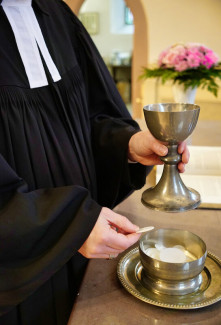 Pfarrer beim Abendmahl_003