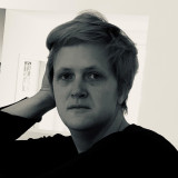 s/w Foto einer jungen blonden Frau