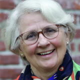 Portrait grauhaarige Dame mit buntem Tuch